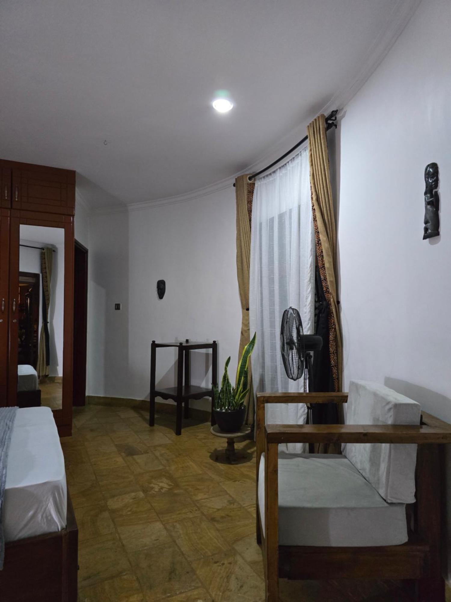 Sprunger Avenue - Tulia Homes Moshi Szoba fotó