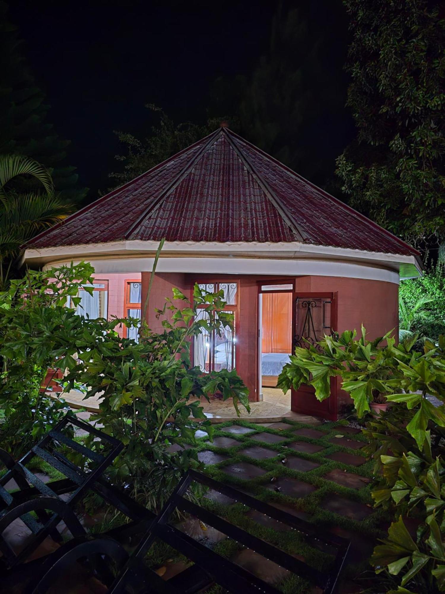 Sprunger Avenue - Tulia Homes Moshi Szoba fotó